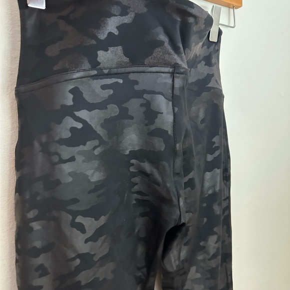 SPANX camo leggings black medium - Picture 7 of 8